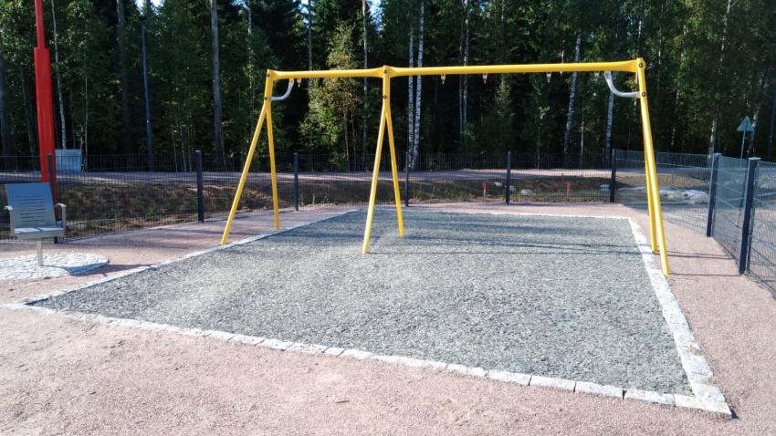 Ecosurface turva-alusta valmiina Vantaan Klemolan puistossa keinujen alla ja ympärillä. Asentaja Eg-Trading Oy.