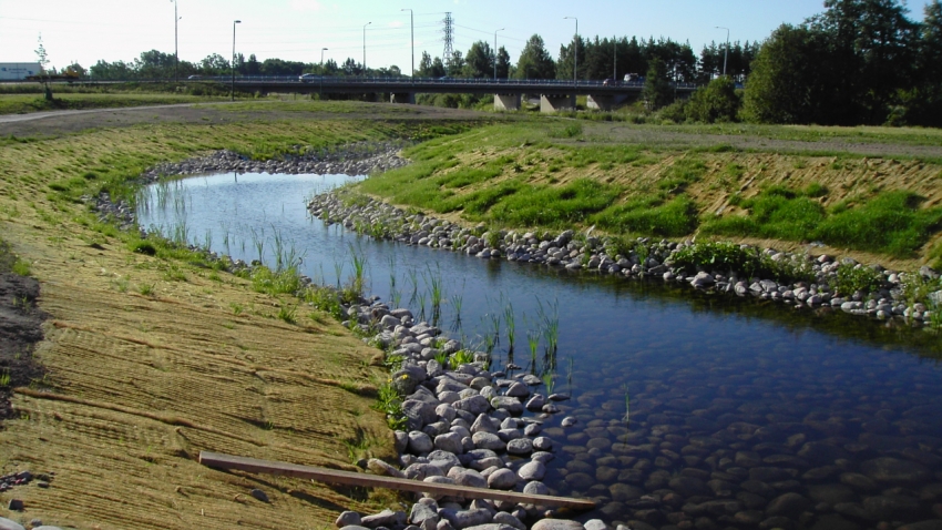 Greenfix Covamat type 3 siemeneroosiomatolla on tuettu hulevesiviivätysaltaita, joista vedet johdetaan Vantaan jokeen.