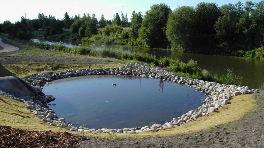 Greenfix Covamat type 3 siemeneroosiomatolla on tuettu hulevesiviivätysaltaita, joista vedet johdetaan Vantaan jokeen.